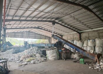 KILANG memproses plastik yang diserbu PGA dalam Op Taring Alpha 5 di Sungai Siput semalam.