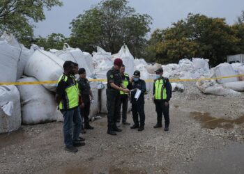 ANGGOTA PGA Briged Utara menjalankan serbuan di sebuah kilang yang menjalankan aktiviti pemprosesan e-waste secara haram di Kampung Kepayang, Simpang Pulai  di Ipoh.