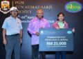 DATIN Suriani Ahmad Sarji menyampaikan sumbangan RM20,000 kepada Kasmuri Sukardi pada majlis penyampaian hadiah kepada pemenang Kejohanan Golf Amal Pro-Am Tun Ahmad Sarji 2026 di Kelab Golf & Country Saujana, Subang, hari ini. Turut serta Pengurus Besar Persatuan Golf Profesional Malaysia (PGM), Nik Mustapha Nik Mohamed.