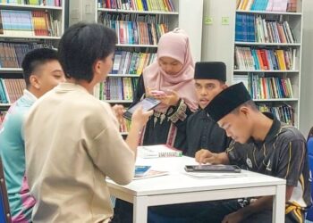 MUHAMMAD Usamah Hishamudin (kanan), Muhammad Ikhwan Husin (dua dari kanan) dan Nur Lukluk (tengah) yang merupakan penghuni Akademi YASA berbincang tentang permohonan melanjutkan pengajian masing-masing bersama dua penghuni lain akademi tersebut selepas memperoleh keputusan Sijil Pelajaran Malaysia (SPM) 2025.