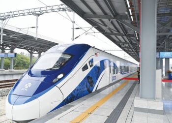 GOLDEN Train Electric Multiple Unit (EMU) ECRL di Stesen ECRL KotaSAS.