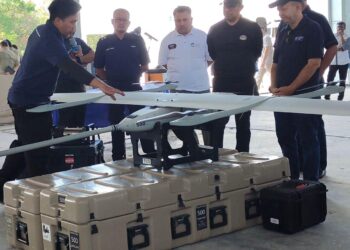 ZALIMAN Sauli (kanan) mendengar penerangan berkenaan dron semasa Majlis Menandatangani MoU antara MHS dengan Vertiport Malaysia Sdn Bhd di Sungai Batu Pahat, Kangar, Perlis, semalam. -UTUSAN/ASYRAF MUHAMMAD