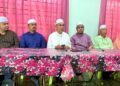 ENAM wakil rakyat Pas menuntut Menteri Besar, Abu Bakar Hamzah memberi penjelasan berhubung penangguhan sidang DUN Perlis dalam satu sidang akhbar di Mata Ayer, Perlis semalam. - UTUSAN/MOHD. HAFIZ ABD. MUTALIB