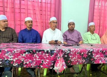 ENAM wakil rakyat Pas menuntut Menteri Besar, Abu Bakar Hamzah memberi penjelasan berhubung penangguhan sidang DUN Perlis dalam satu sidang akhbar di Mata Ayer, Perlis semalam. - UTUSAN/MOHD. HAFIZ ABD. MUTALIB