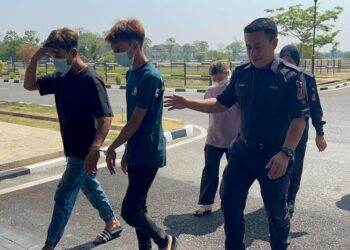 PASANGAN suami isteri dan seorang lelaki dibawa keluar dari mahkamah selepas berdepan tuduhan mengedar methamphetamine seberat 510 kg di Kompleks Mahkamah Kangar, Perlis, hari ini. - UTUSAN/ASYRAF MUHAMMAD