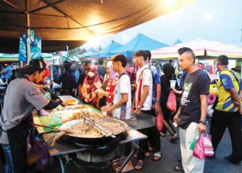 PENIAGA pasar malam. - GAMBAR HIASAN.