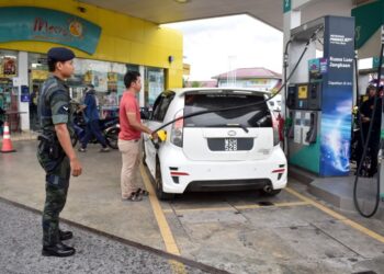 ANGGOTA PGA yang ditempatkan di stesen minyak di kawasan sempadan mula melakukan pemantauan bagi mengekang ketirisan atau penyeludupan bahan api di Padang Besar, Perlis semalam. -UTUSAN/ASYRAF MUHAMMAD