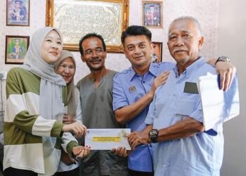 NUR Diana Zahirah Yusni anak seorang nelayan yang memperoleh keputusan 9A SPM menerima kunjungan Pengerusi LKIM, Muhammad Faiz Fadzil kediamannya di Kampung Sanglang, Arau, Perlis, semalam.-UTUSAN/ASYRAF MUHAMMAD