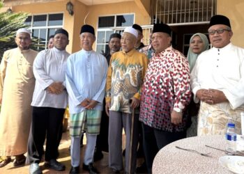 ABU Bakar Hamzah (dua dari kanan) ketika bergambar bersama Muhyiddin Yassin dan Hashim Jasin serta pemimpin Bersatu dan Pas Perlis yang lain dalam satgu majlis di Kampung Sena, Perlis, Januari lalu. - UTUSAN/MOHD. HAFIZ ABD. MUTALIB