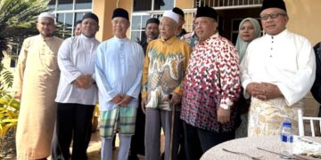 ABU Bakar Hamzah (dua dari kanan) ketika bergambar bersama Muhyiddin Yassin dan Hashim Jasin serta pemimpin Bersatu dan Pas Perlis yang lain dalam satgu majlis di Kampung Sena, Perlis, Januari lalu. - UTUSAN/MOHD. HAFIZ ABD. MUTALIB