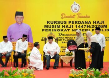 KANGAR 14 April 2026 - TUANKU Syed Sirajuddin Jamalullail berkenan menyempurnakan Majlis Perasmian Kursus Perdana Haji (KPH) peringkat negeri Perlis 2026 di Dewan Ibnu Khaldun, Institut Kemahiran Mara (IKM) Beseri, Perlis semalam.-UTUSAN