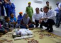 ANWAR Ibrahim menyantuni mangsa yang terjejas kebakaran di PSS Dewan PPR, Taman Batu Sapi, Sandakan, petang semalam.- PEJABAT PERDANA MENTERI