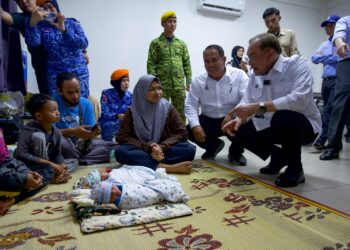 ANWAR Ibrahim menyantuni mangsa yang terjejas kebakaran di PSS Dewan PPR, Taman Batu Sapi, Sandakan, petang semalam.- PEJABAT PERDANA MENTERI