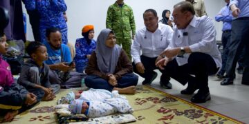 ANWAR Ibrahim menyantuni mangsa yang terjejas kebakaran di PSS Dewan PPR, Taman Batu Sapi, Sandakan, petang semalam.- PEJABAT PERDANA MENTERI