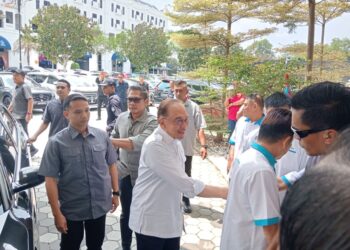 ANWAR Ibrahim ketika hadir sempena Konvensyen Keadilan Johor di Ekoflora, di sini hari ini.