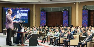 ANWAR Ibrahim (kiri) berucap pada Dialog Kuala Lumpur-Ankara di ibu negara, semalam. – utusan/ FARIZ RUSADIO