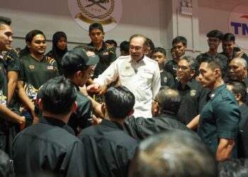 Perdana Menteri, Datuk Seri Anwar Ibrahim ketika beramah mesra bersama atlet remaja dari akademi sepak takraw pada Majlis Perasmian Kompleks Akademi Sepak Takraw di Stadium Jalan Raja Muda di sini,semalam. Gambar ISKANDAR ISHAK