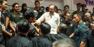 Perdana Menteri, Datuk Seri Anwar Ibrahim ketika beramah mesra bersama atlet remaja dari akademi sepak takraw pada Majlis Perasmian Kompleks Akademi Sepak Takraw di Stadium Jalan Raja Muda di sini,semalam. Gambar ISKANDAR ISHAK