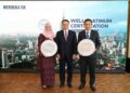 RICK Ramli (tengah) bersama Ketua Pegawai Eksekutif PNB Merdeka Ventures, Datuk Ir. Ts. Izwan Ibrahim (kanan) dan Ketua Pegawai Sumber Manusia Kumpulan PNB, Norhanifah A. Jalil (kiri) menerima dua pengiktirafan daripada International WELL Building Institute (IWBI) bagi reka bentuk dalaman pejabat PNB dan Pensijilan WELL Core Platinum bagi Menara Merdeka 118.