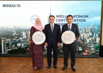 RICK Ramli (tengah) bersama Ketua Pegawai Eksekutif PNB Merdeka Ventures, Datuk Ir. Ts. Izwan Ibrahim (kanan) dan Ketua Pegawai Sumber Manusia Kumpulan PNB, Norhanifah A. Jalil (kiri) menerima dua pengiktirafan daripada International WELL Building Institute (IWBI) bagi reka bentuk dalaman pejabat PNB dan Pensijilan WELL Core Platinum bagi Menara Merdeka 118.