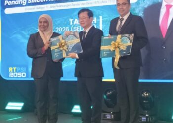 CHOW Kon Yeow (tengah) ketika merasmikan program publisiti dan penyertaan awam laporan akhir draf Rancangan Tempatan Penang Silicon Island (RTPSI) 2050 di Bayan Lepas, Pulau Pinang, hari ini. UTUSAN/SAFINA RAMLI