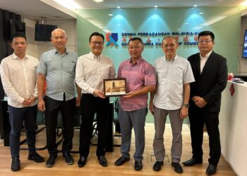 YEOH Soon Hin (tiga dari kiri) ketika sesi libat urus bersama Dewan Perniagaan Malaysia-China di George Town, Pulau Pinang semalam.