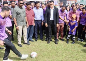 Mesut Ozil menyepak bola ketika menyertai klinik bola sepak sempena Mesyuarat Kedua Jawatankuasa Bersama Malaysia-Turkiye berkaitan pendidikan tinggi di Universiti Sains Malaysia (USM), Pulau Pinang, semalam. - UTUSAN/DANIAL SAAD