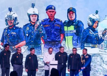 ANWAR Ibrahim bersama Anthony Loke Siew Fook ketika melakukan simbolik pelancaran pada Majlis Sambutan Ulang Tahun Hari JPJ Ke-80 dan Karnival Mega JPJ Madani di pekarangan Stadium Negeri Batu Kawan, Pulau Pinang, semalam.-UTUSAN/DANIAL SAAD