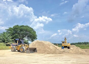 OPERASI pasir sungai di tepi Sungai Perak menggunakan jengkaut ketika tinjauan di Kampung Gajah di Pasir Salak semalam. - UTUSAN/AIN SAFRE BIDIN