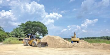 OPERASI pasir sungai di tepi Sungai Perak menggunakan jengkaut ketika tinjauan di Kampung Gajah di Pasir Salak semalam. - UTUSAN/AIN SAFRE BIDIN