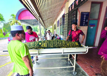 WARIS menuntut jenazah Zamri Hashim di Hospital Tapah, Perak. - UTUSAN/AIN SAFRE BIDIN