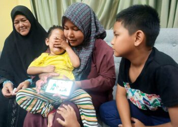 NOR Nadia Abdul Majid, isteri kepada lelaki yang maut dilanggar pemandu di bawah pengaruh dadah dan alkohol baru-baru ini, bersama tiga anaknya di Perak. – mingguan/WAT KAMAL ABAS