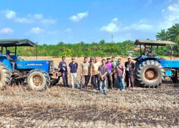 PEMILIK traktor di Sungai Manik di Pasir Salak terpaksa menaikkan kadar upah membajak berikutan kenaikkan harga diesel bagi kegunaan jentera sawah. - UTUSAN/AIN SAFRE BIDIN