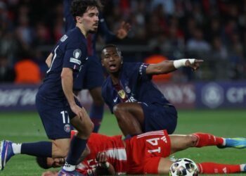 Penyerang Bayern Munich, Luis Diaz (tengah) diasak pemain tengah Paris Saint-Germain, Vitinha dan Willian Pacho dalam aksi separuh akhir pertama Liga Juara-Juara di Parc des Princes, Paris, semalam. - AFP