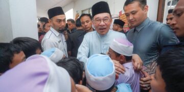 ANWAR Ibrahim menyantuni kanak-kanak selepas menunaikan solat Jumaat di Surau Bomba Cyberjaya, semalam. – UTUSAN/FAISOL MUSTAFA