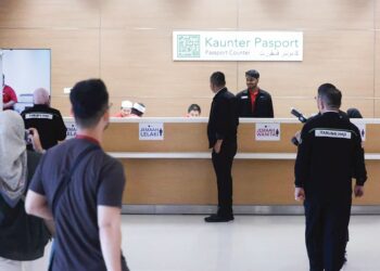 KAKITANGAN Tahung Haji membuat persiapan bagi kelancaran operasi musim haji 1447H/2026M di kaunter-kaunter yang bakal digunakan oleh jemaah di Movenpick Hotel & Convention Center, Sepang, semalam.