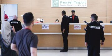 KAKITANGAN Tahung Haji membuat persiapan bagi kelancaran operasi musim haji 1447H/2026M di kaunter-kaunter yang bakal digunakan oleh jemaah di Movenpick Hotel & Convention Center, Sepang, semalam.