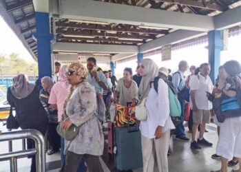 ORANG ramai menunggu bot di Jeti Kuala Besut untuk perjalanan ke Pulau Perhentian di Besut, Terengganu. - MINGGUAN/WAN ZURATIKAH IFFAH WAN ZULKIFLI