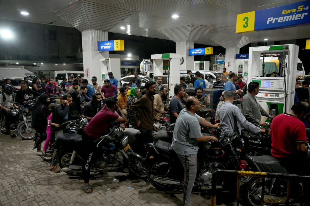 Pakistan naikkan harga petrol hampir RM7 seliter