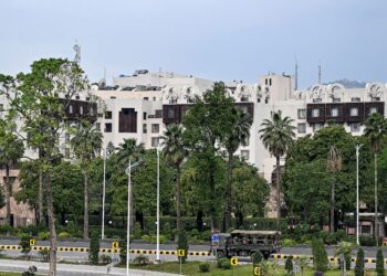 RUNDINGAN antara AS dengan Iran sebelum ini diadakan di Islamabad, Pakistan. - AFP