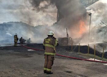 SEBUAH lori minyak meletup dekat jambatan yang merentasi Terusan Panama, semalam. - AFP