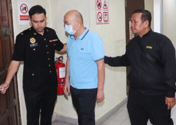 CH'NG Chen Mong (tengah) diiringi oleh pegawai SPRM ketika tiba di Mahkamah Sesyen Butterworth, Pulau Pinang, hari ini.-UTUSAN/DANIAL SAAD