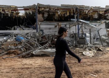 SEBUAH kilang musnah akibat serangan peluru berpandu di timur Tel Aviv, 3 April lalu. - AFP