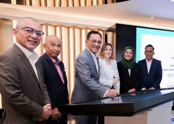 MOHD Azmi Mohamad Daham (tengah) menandatangani dokumen MoU bersama Giulia Sartori (tiga dari kanan) sambil disaksikan oleh Razali Idris (kiri) bagi meneroka peluang pembangunan Penyelesaian Berasaskan Alam Semula Jadi (NbS) di Terengganu.