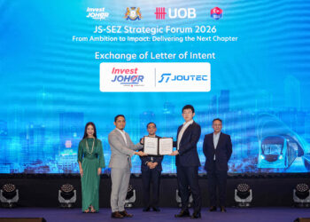 Mr Wu Si Yuan, Group Chairman, JT Automation Technology presenting the Letter of Intent to Tuan Haji Natazha Hariss, CEO of Invest Johor, witnessed by YAB Dato’ Onn Hafiz bin Ghazi, Menteri Besar Johor, YB Dato' IR Hasni bin Mohammad, Executive Chairman, Johor Economic, Tourism and Cultural Office and Ms Ng Wei Wei, Chief Executive Officer, UOB Malaysia.
