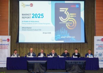 AFFENDI Rashdi (tengah) bersama Timbalannya, Jaffree Ismail (tiga kiri) dan Syahrul Imran Mahadzir (tiga kanan) ketika pelancaran Laporan Pasaran IBFC Labuan 2025 di Lanai Kijang. - UTUSAN/SADDAM YUSOFF