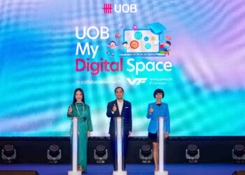 (From left to right): Ms Ng Wei Wei, Chief Executive Officer, UOB Malaysia, YAB Dato’ Onn Hafiz bin Ghazi, Menteri Besar Johor and Ms Janet Young, Head, Group Channels and Digitalisation, Strategic Communications and Brand, UOB Group, at the launch of the UOB My Digital Space (MDS) in Malaysia, as part of its broader commitment to community and talent development.