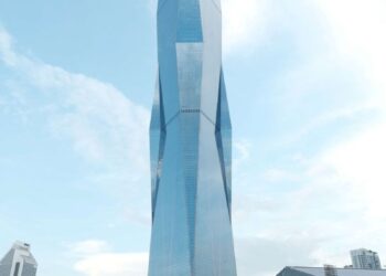 SESI bergambar berkumpulan di Look at 118 dalam presint Merdeka 118 semasa program Jelajah Warisan KL.