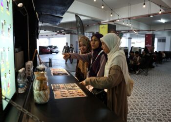 PELANGGAN membuat pesanan di cawangan kafe Bean Here! terbaharu di KPTM Ipoh, Perak.