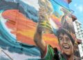 MURAL lakaran yang menunjukkan seorang kanak-kanak memegang Piala Dunia di sebuah bangunan di Mexico sempena Piala Dunia 2026.-AFP